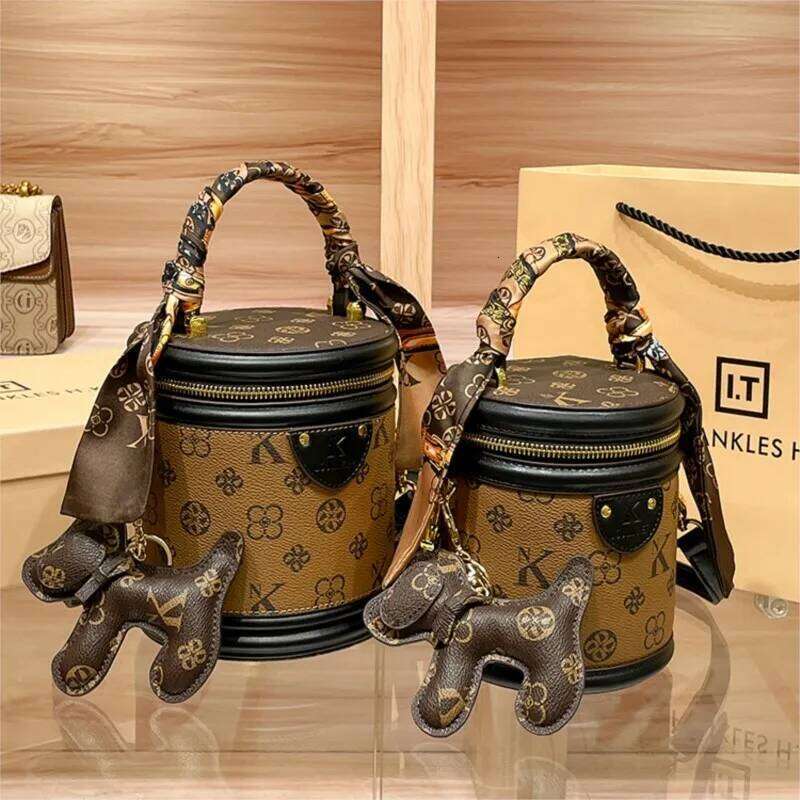 Hot Selling Light Brand Women's Handbag New Autumn And Winter Fashion High-End Sense Contrasting Color Shoulder Bucket Bag Designer Bags