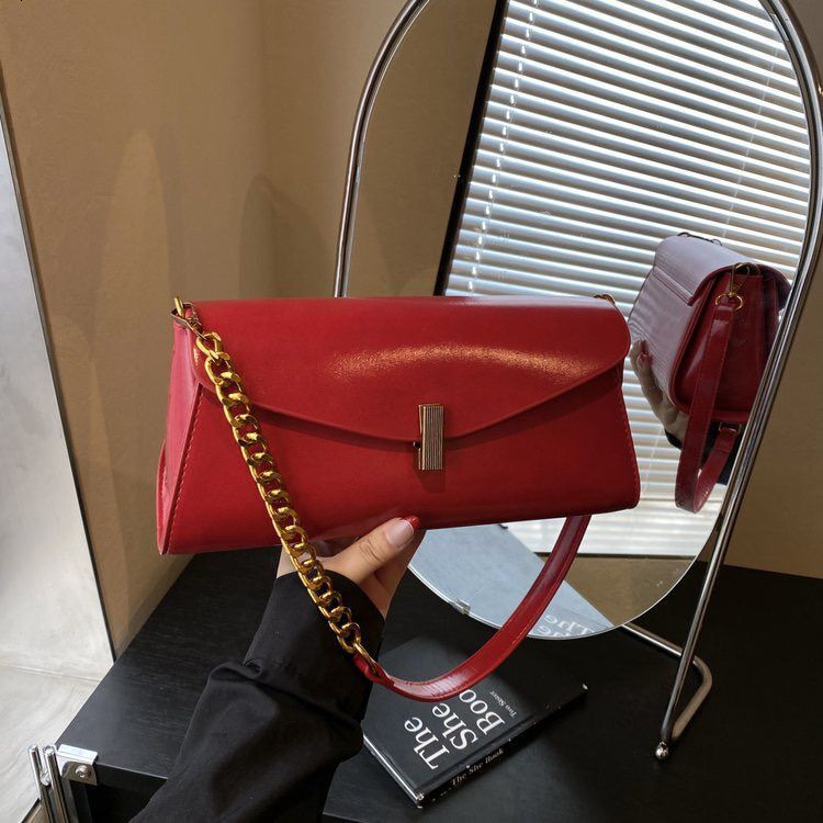 Free shipping designer 2025 New Retro Design Fashion Baguette Single Shoulder Bag Crossbody Bag Chain Commuter Bag Underarm Bag