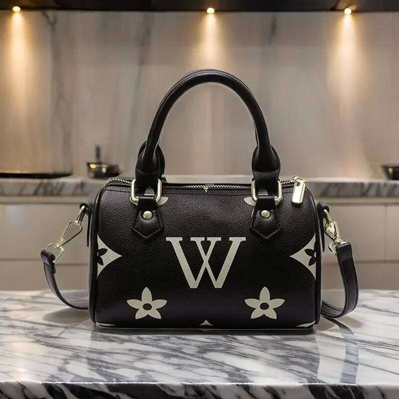 Designer Luxury Retro Modern Messenger Purse Elegant Crossbody Bag With Solid Color Design And Paris Inspired Minimalist Leather Construction