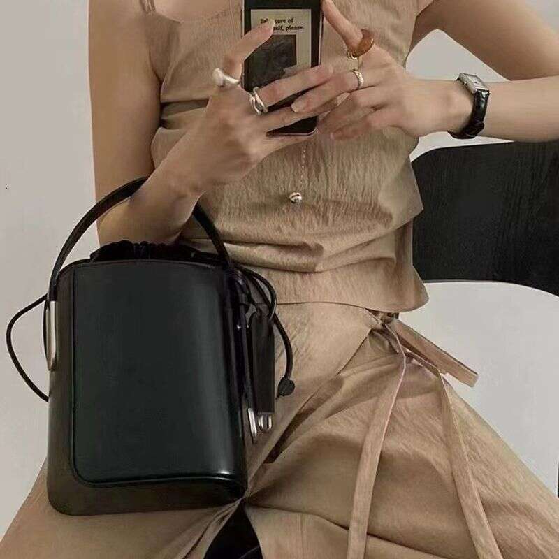 Autumn and winter new niche bucket shoulder strap diagonal cross light high-end design sense women's baozi mother