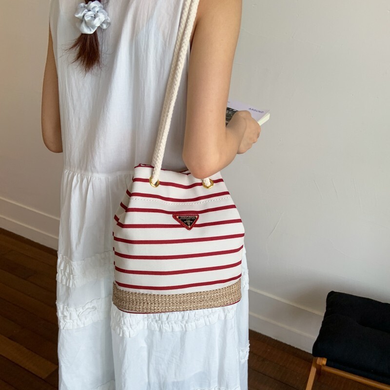 Free Shipping Designer Fashion Drawstring Women's Striped Bucket Crossbody Bag New Retro Commuting Minimalist Handbag Texture Casual Single Shoul