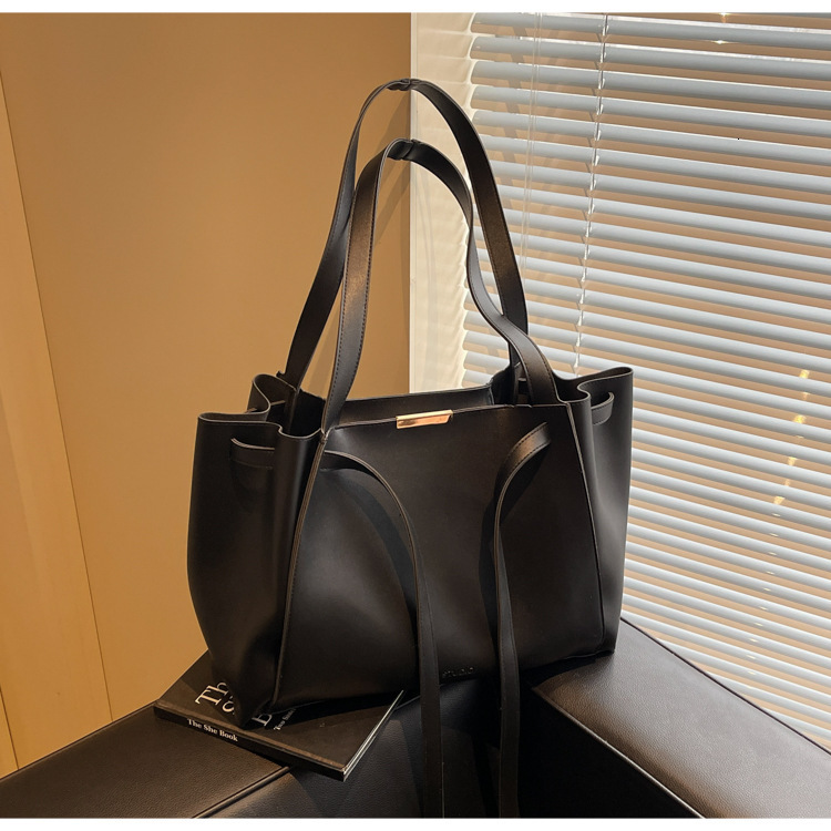 Free shipping designer 2025 New Commuter Bag Handbag Large Capacity Trendy Retro Niche Shoulder Bag Tote Bag