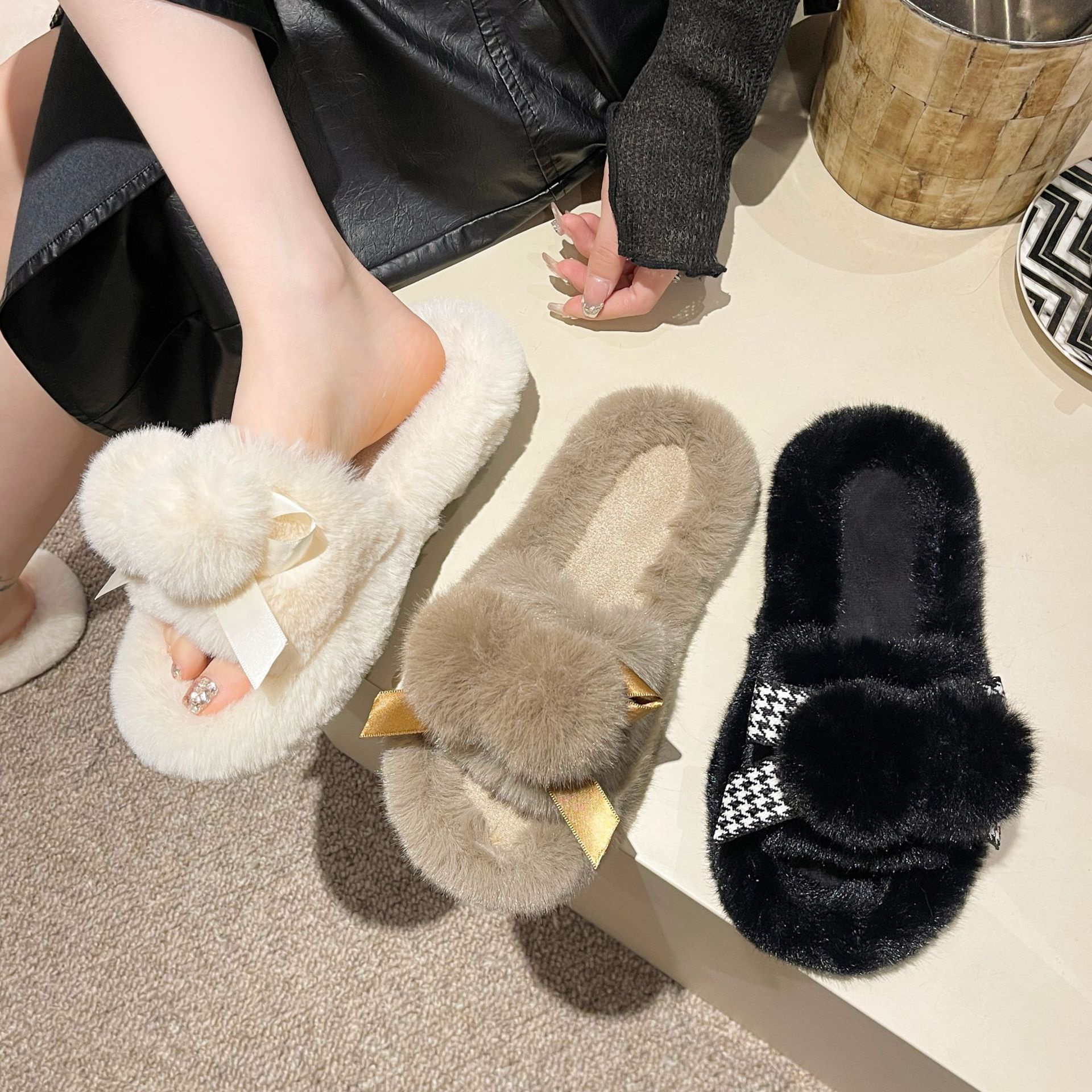 hot Free delivery designer Women cotton mop Minimally designed woolen slippers with a flat bottom for comfortable use on the outside