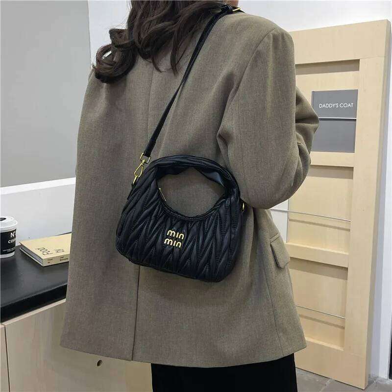 High-End Designer Pleated Crescent Women's New Fashion Western Style Shoulder All-Match Casual Messenger Hand Bag