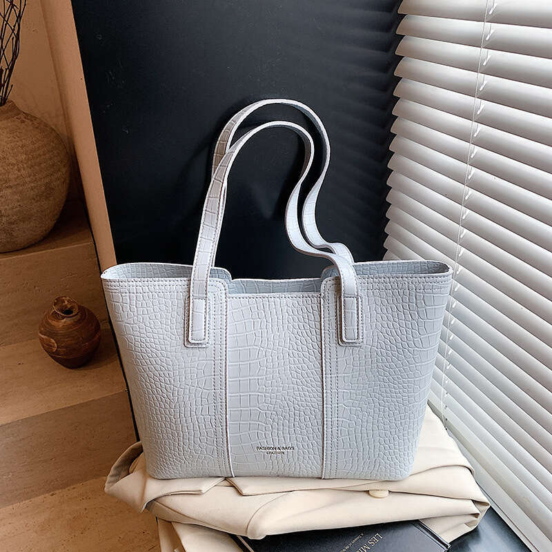 High-end Soft Leather Large Capacity Tote for Women 2025 Summer Trendy Versatile Crocodile Pattern Commuting Shoulder Bag