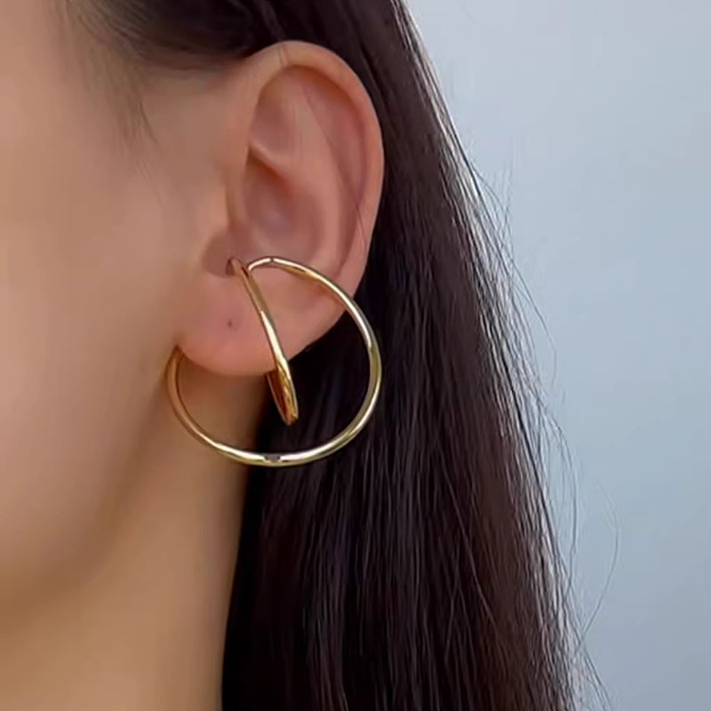 Fashionable Solid Brass Gold Gilt Huggie Clasp Rings For Men And Women Without Need of Earlobes