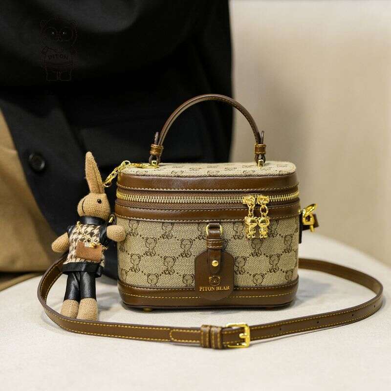 Women's Bags source factory light cosmetic new women's retro shoulder messenger bag