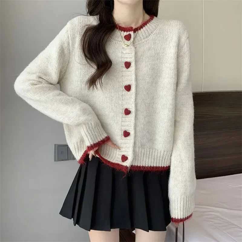 2025 Women Sweater Coat Autumn Winter New Design Color Block Heart Button Knit Cardigan Short Sweater Top XJ250819