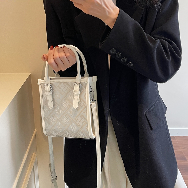 Free Shipping Designer New Fashion Women's High-end Texture Handbag Simple And Fashionable Printed Commuting Shoulder Crossbody Bag Casual Phone 