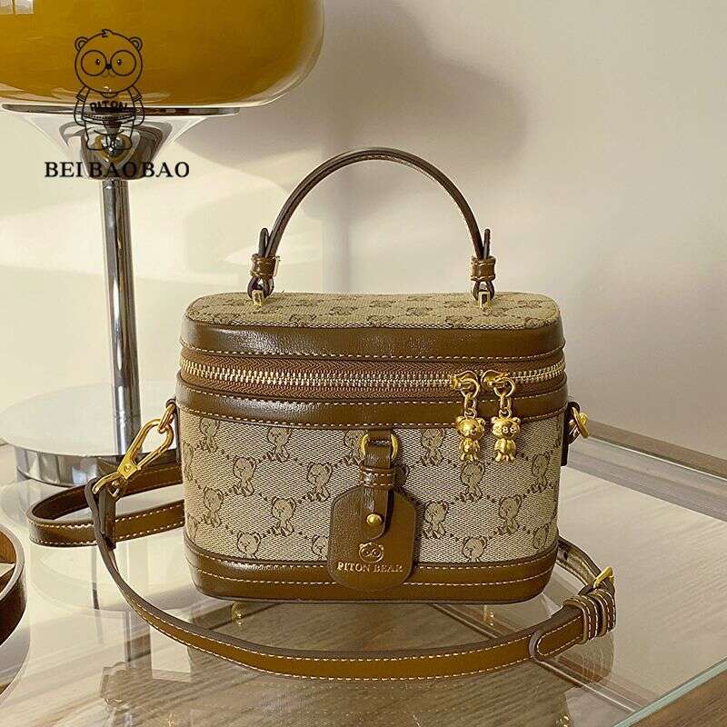 Women's Bags source factory light cosmetic new women's retro shoulder messenger bag