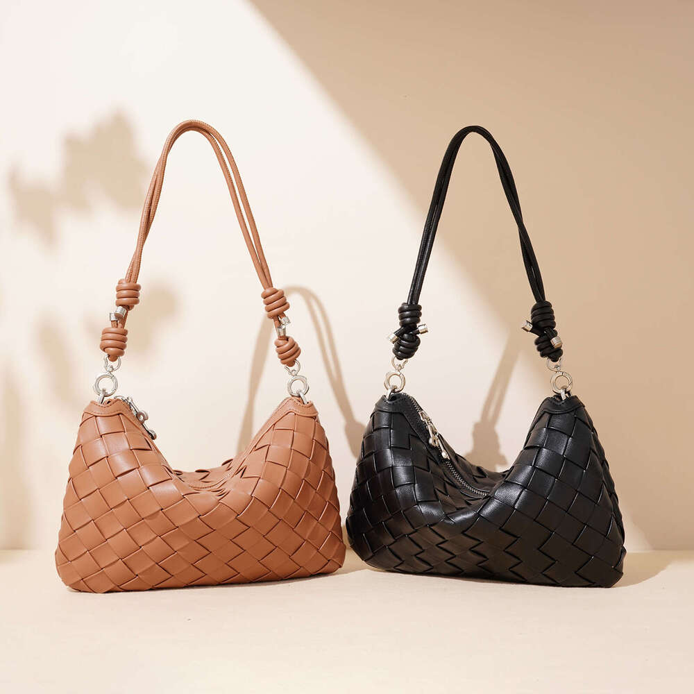 New high-end handheld mobile phone drawstring beach bag mini hand-woven women's underarm shoulder dumpling bag