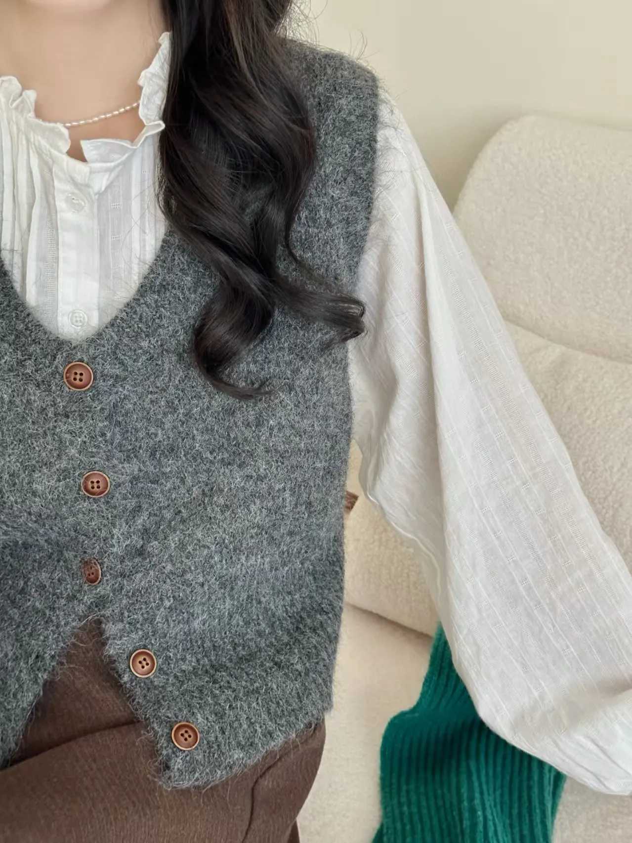 Sweater Vest Women Single Button Knitted Sweaters Korean Style Fashion V Neck Cashmere Sweater Autumn 2025 Outerwear Tops Women XJ250819