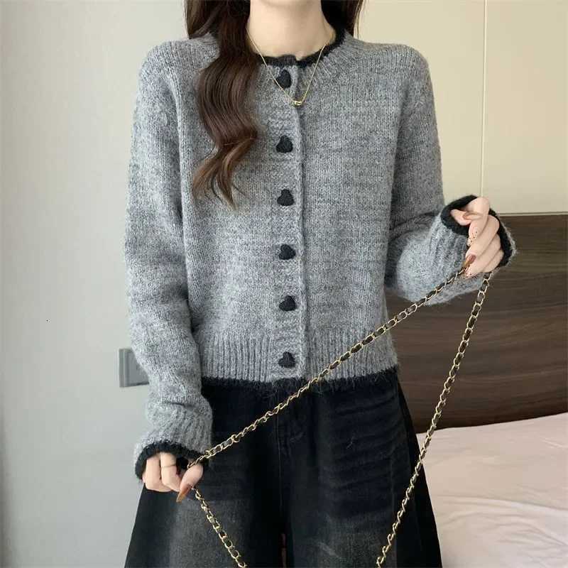 2025 Women Sweater Coat Autumn Winter New Design Color Block Heart Button Knit Cardigan Short Sweater Top XJ250819