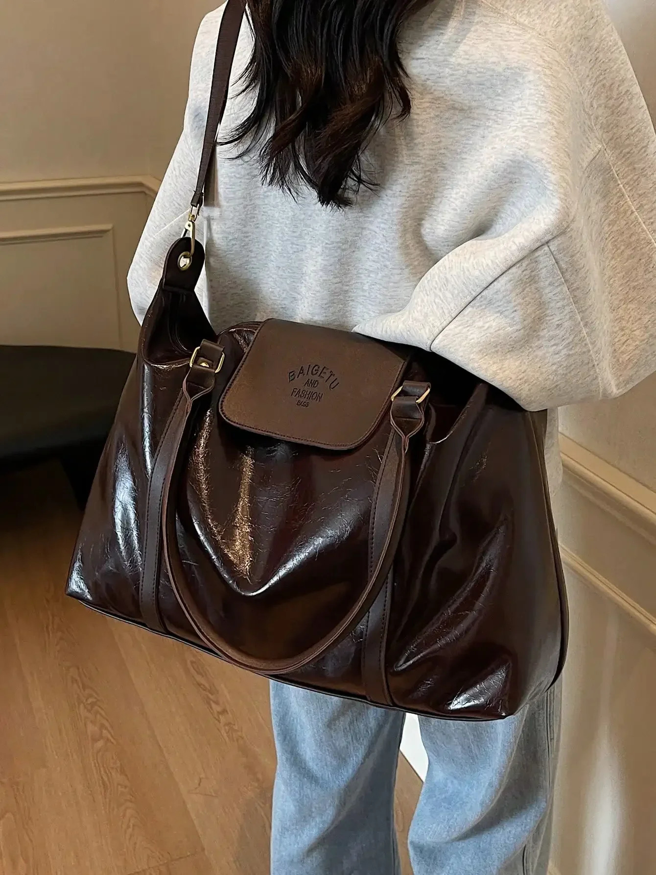 Fashion large capacity handbag Casual short trip travel bag Holiday gym tote bag retro oil wax gloss PU leather crossbody bag 250818