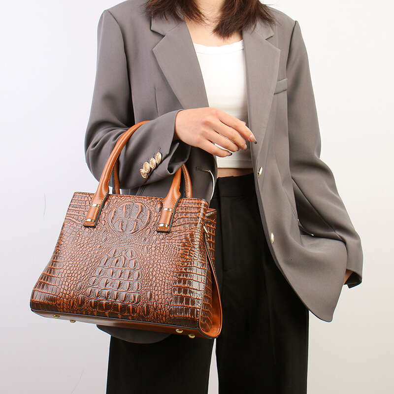 Women's light brand crocodile pattern soft leather mother bag 2023 new European and American trendy elegant handbag for middle-aged women