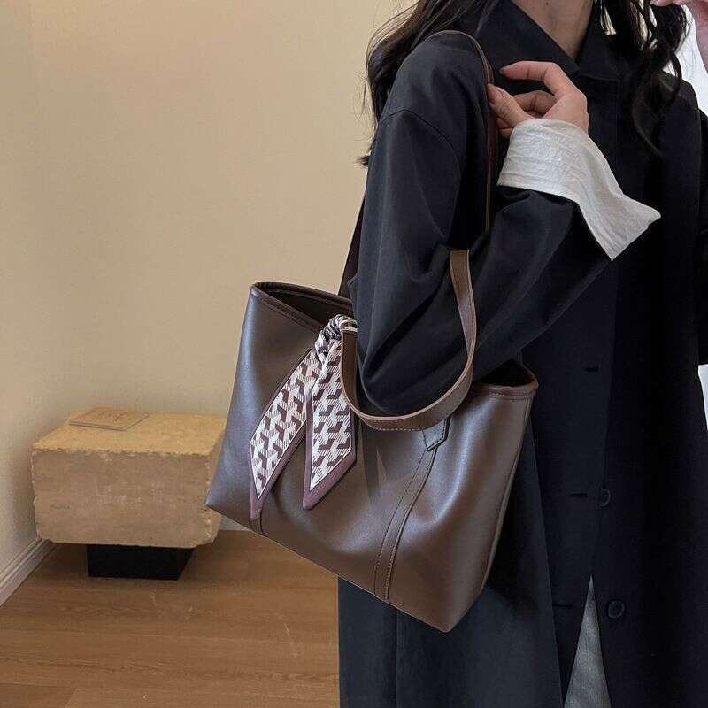 Korean version the tote sense of large capacity. The Maillard bag has a niche design that is simple and