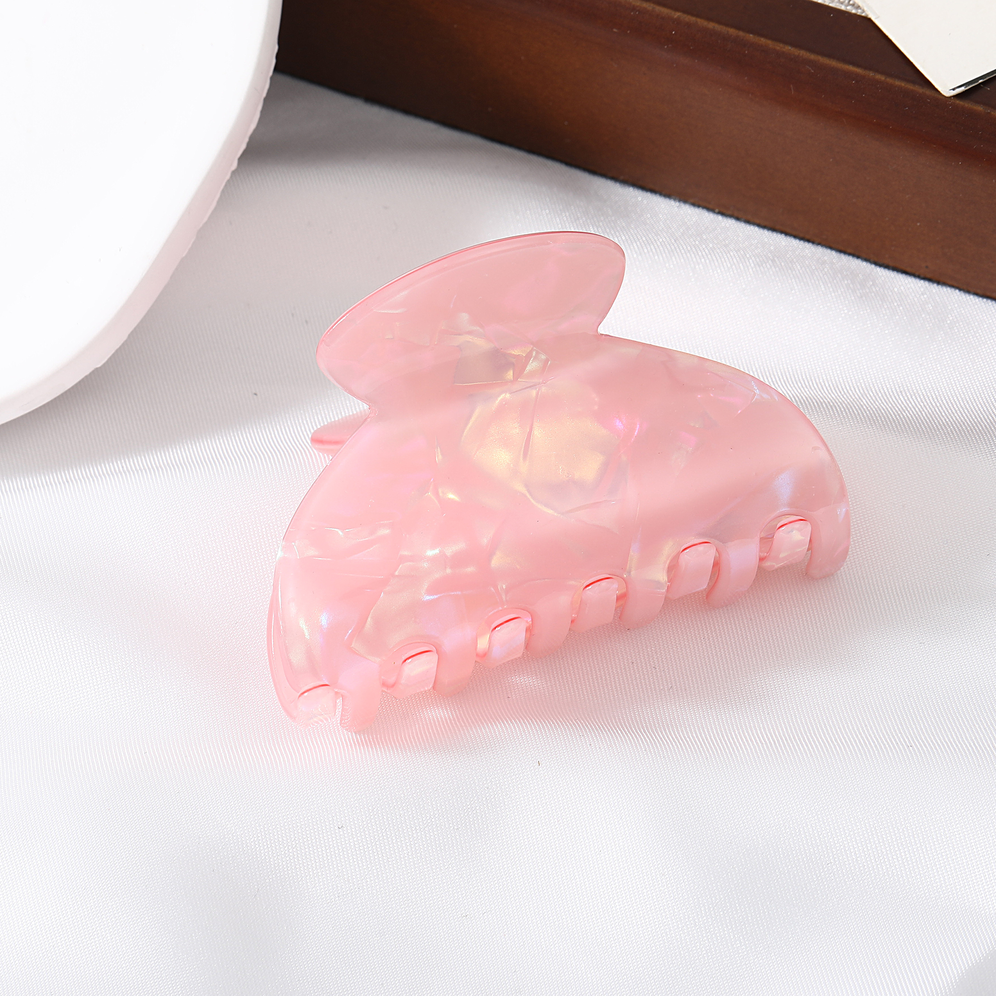 French-style shading medium-sized hairpin with a gentle grip and a fresh, sweet appearance - a shark-shaped hairpin.