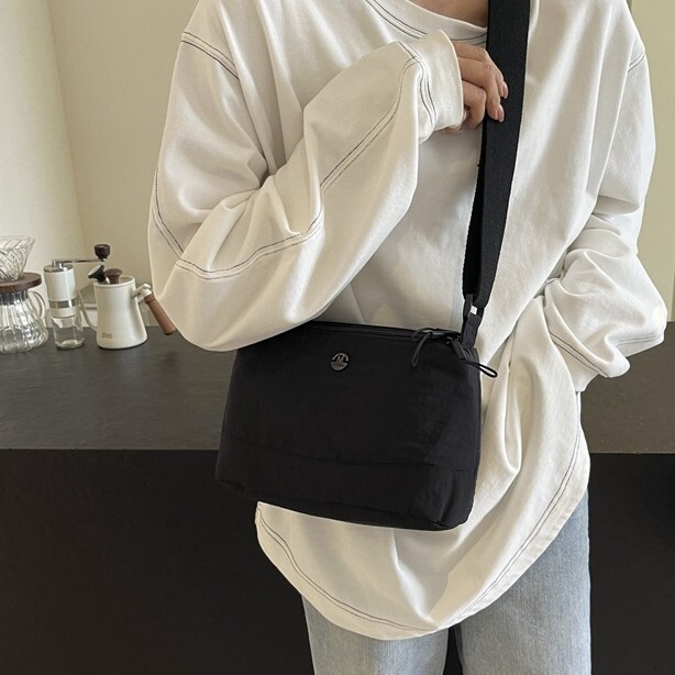 2025 Autumn Lightweight Leisure Multi layer Women's Crossbody Bag New Simple Fashion Shoulder Bag Lightweight Nylon Bag Women's Crossbody Ba