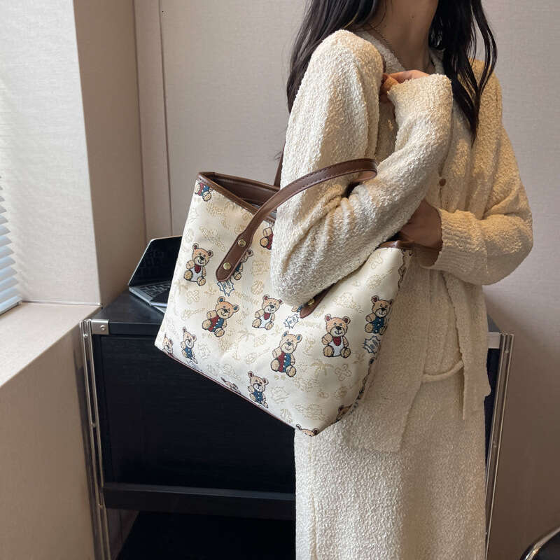 Fashion Commuter Large Capacity for Women 2025 Designer Bags New Casual Stylish Versatile Shoulder Handheld Tote Bucket Bag