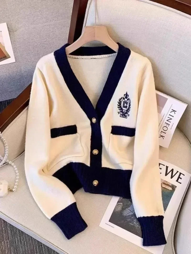 Classics Fashion Badge Vneck Short Jacket Slim Fit Knitted Cardigan Office Lady Streetwear Sweater Coat Autumn Long Sleeve 250819