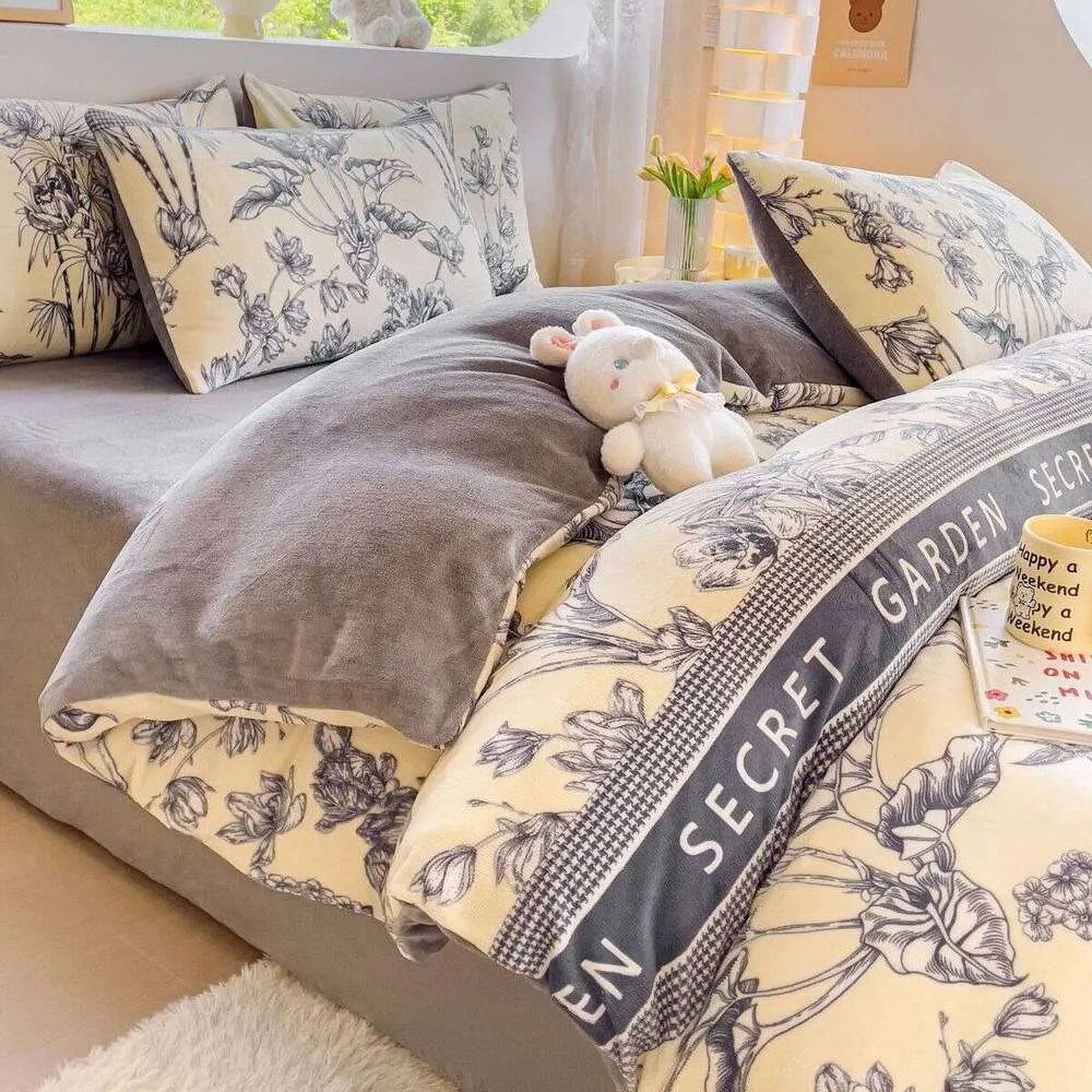 FFF2 Insulated Comfort Blanket for Pets - Soft Flannel Pet Bed Cover with Padded Inserts