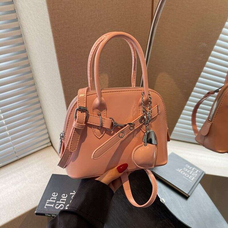 Chic Fashionistas Choice: Sleek Ladies' Shoulder Bag Featuring Stylish Chains & Premium Craftsmanship