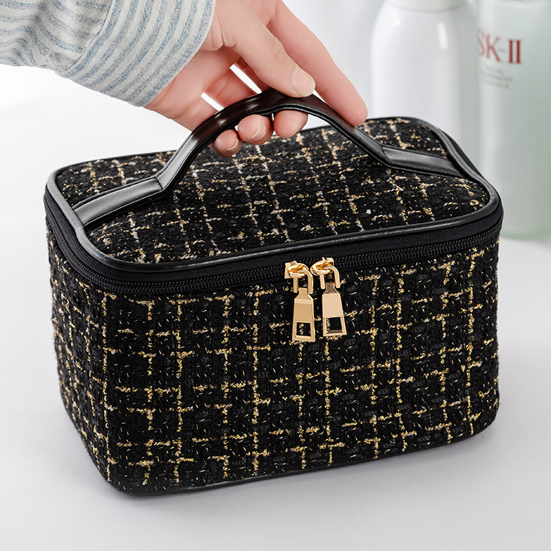 Free Shipping Designer Fashion Women's Makeup Bag New Woolen Small Fragrance Style Large Capacity Handbag Ins Casual Portable Toiletry Storage Ba