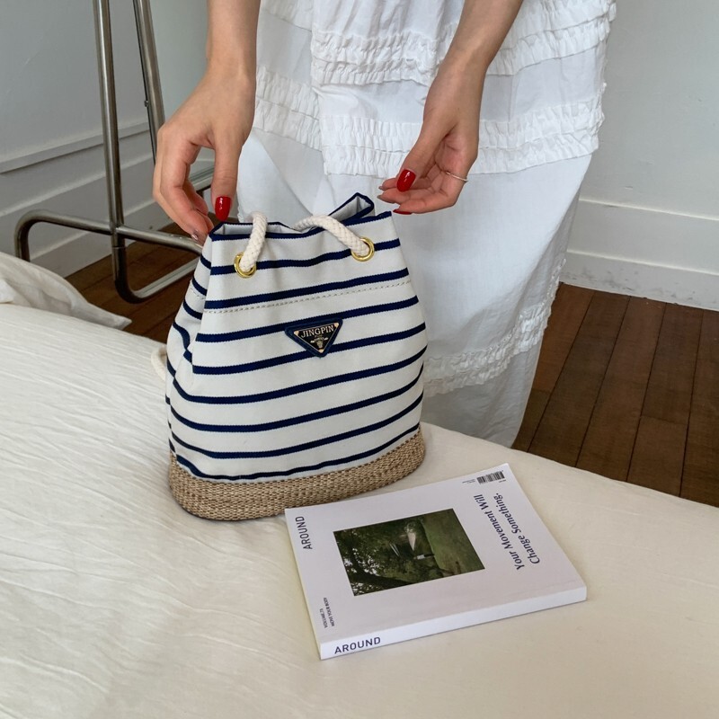 Free Shipping Designer Fashion Drawstring Women's Striped Bucket Crossbody Bag New Retro Commuting Minimalist Handbag Texture Casual Single Shoul