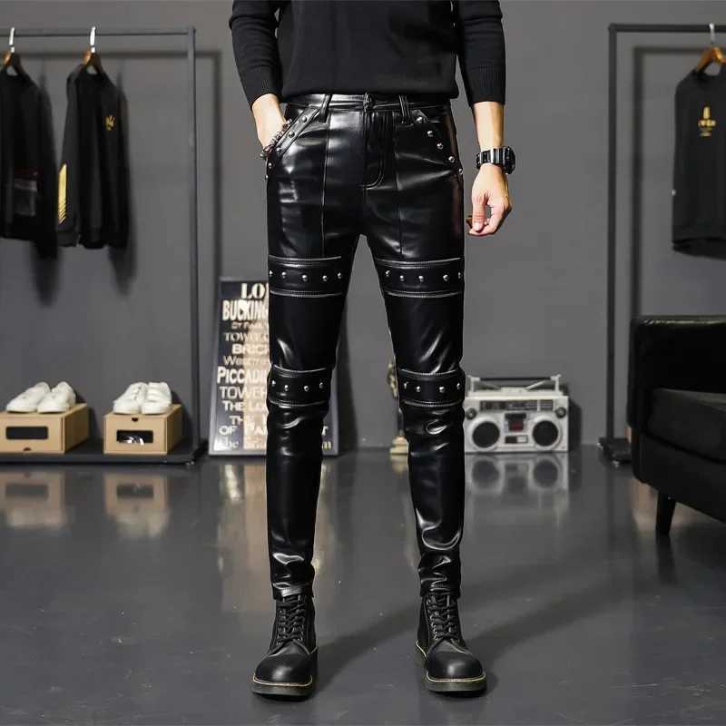 2024 New Winter Spring Mens Skinny Biker Leather Pants Fashion Faux Leather Motorcycle Trousers for Men Stage Club Wear W250819