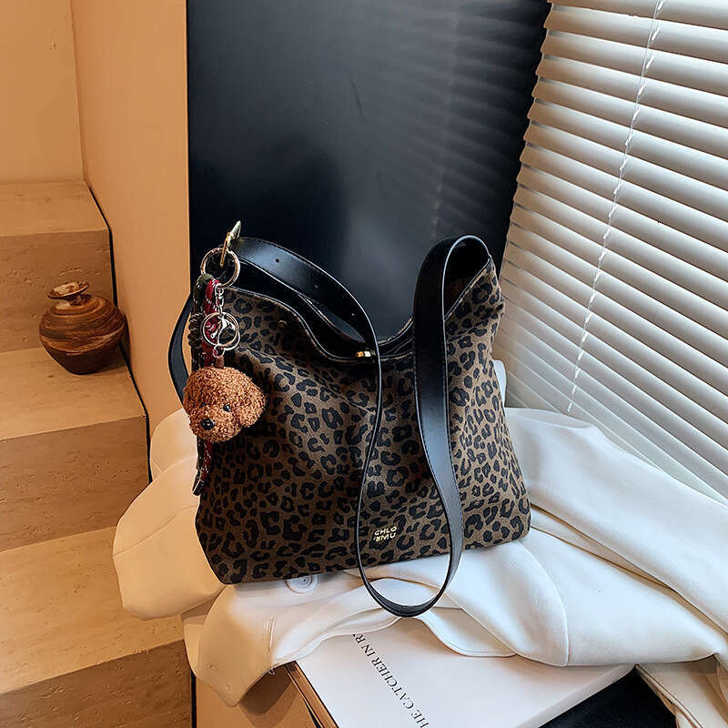 Autumn and Trendy Large Capacity for Women 2025 New Versatile Crossbody Commuter Shoulder Bucket Bag