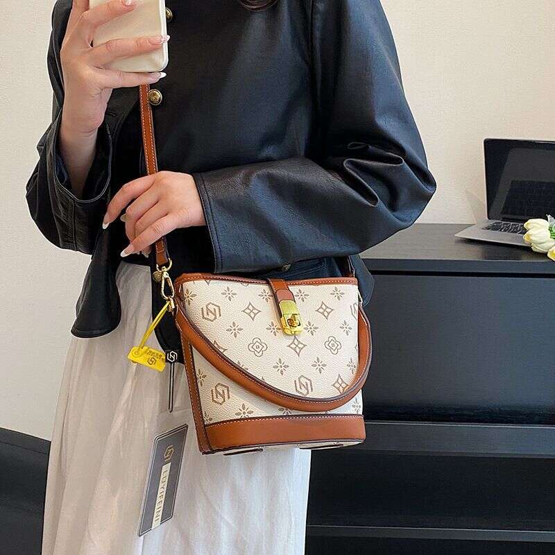 Beibei Shangpin 2023 Autumn/Winter New Flower Contrast Water Bucket Versatile Handheld One Shoulder Women's Bag Bags