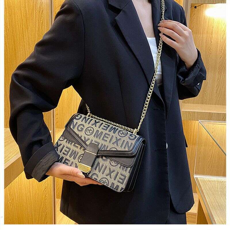Cross-border 2023 new one-shoulder Messenger letter women's fashion all-match Dionysus live broadcast small square bag trend