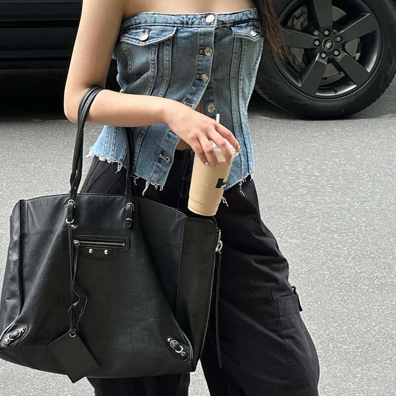 Designer Bag Tote Bag Shoulder Bag Light Luxury High End Fashion Motorcycle Tote Capacity Underarm Women S Korean Version Handbag Large Bag Trendy