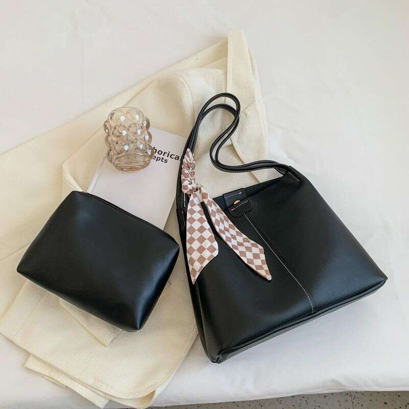 2024 New Single Shoulder Large Capacity Mother and Child Women's Trendy PU Leather Urban Minimalist Tote Bag