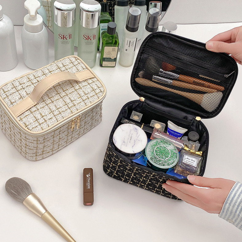 Free Shipping Designer Fashion Women's Makeup Bag New Woolen Small Fragrance Style Large Capacity Handbag Ins Casual Portable Toiletry Storage Ba