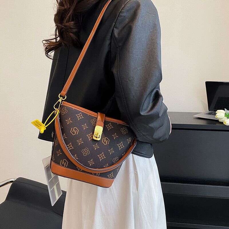 Beibei Shangpin 2023 Autumn/Winter New Flower Contrast Water Bucket Versatile Handheld One Shoulder Women's Bag Bags