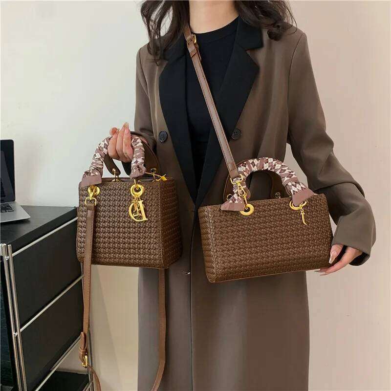 Designer Luxury Premium Textured Shoulder Retro Princess Diana Messenger Bag For Women Fashionable Commuter Purse With Luxe Casual Style