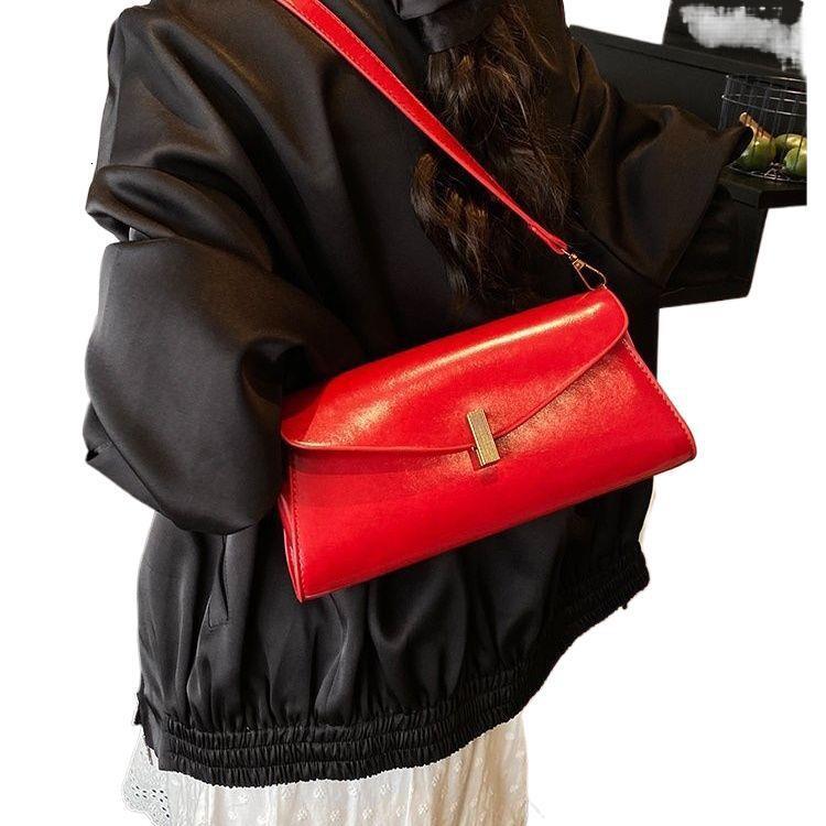 Free shipping designer 2025 New Retro Design Fashion Baguette Single Shoulder Bag Crossbody Bag Chain Commuter Bag Underarm Bag