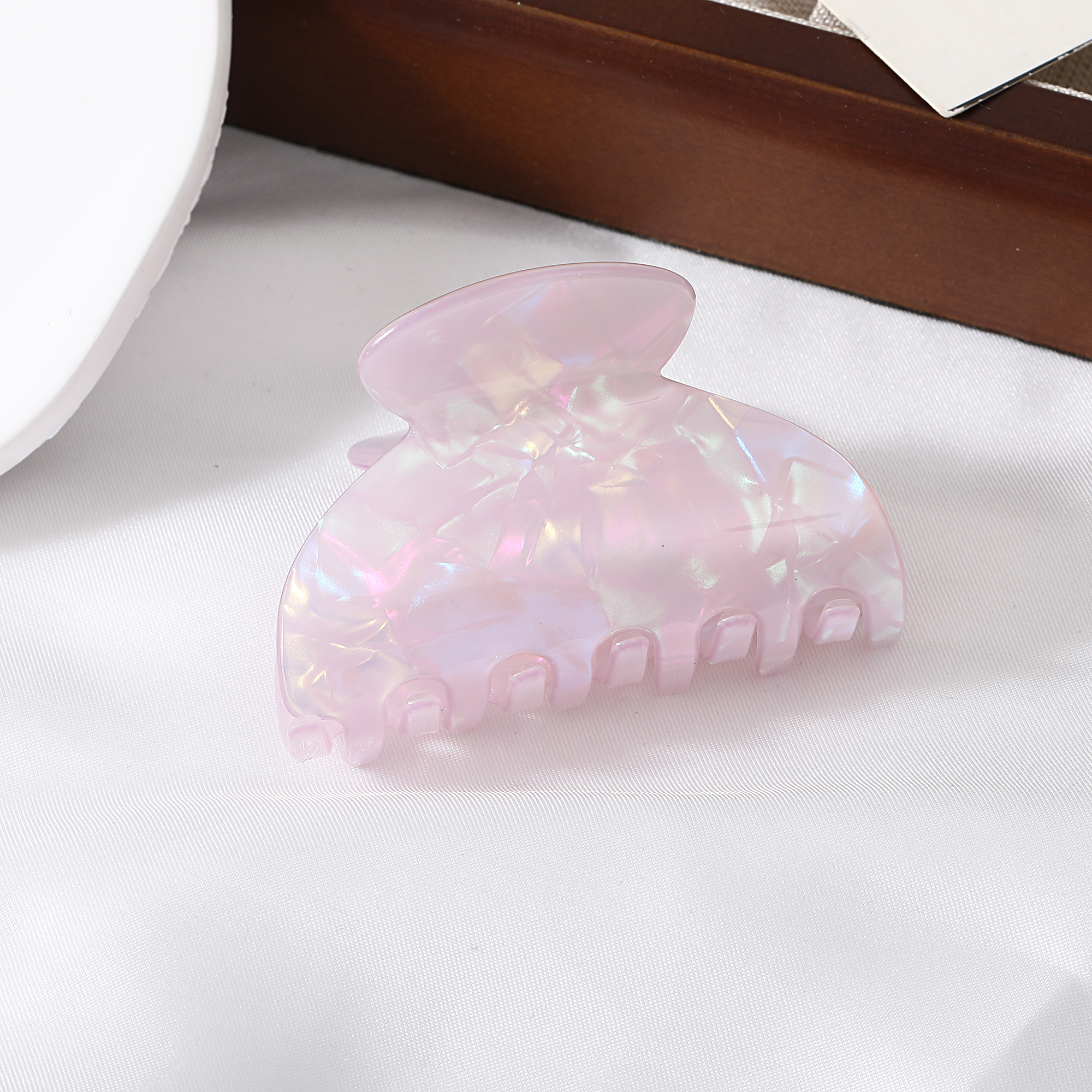 French-style shading medium-sized hairpin with a gentle grip and a fresh, sweet appearance - a shark-shaped hairpin.