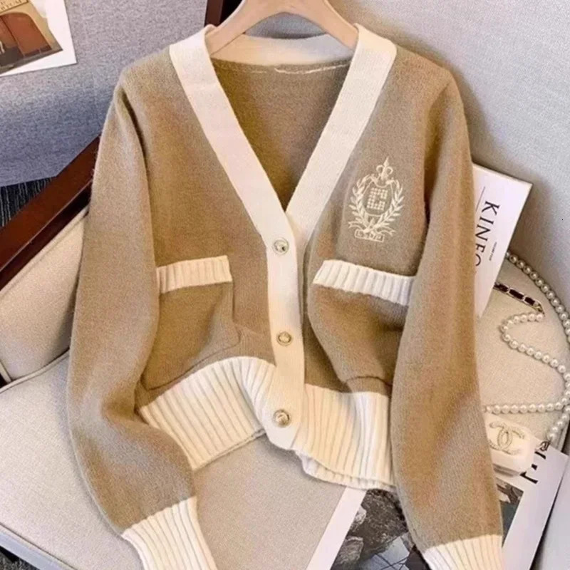Classics Fashion Badge Vneck Short Jacket Slim Fit Knitted Cardigan Office Lady Streetwear Sweater Coat Autumn Long Sleeve 250819