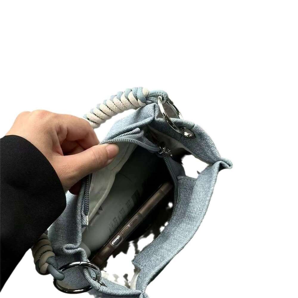 2024 new spring/summer canvas niche design, high-end sense, simple and versatile, water bucket chain, hand-held