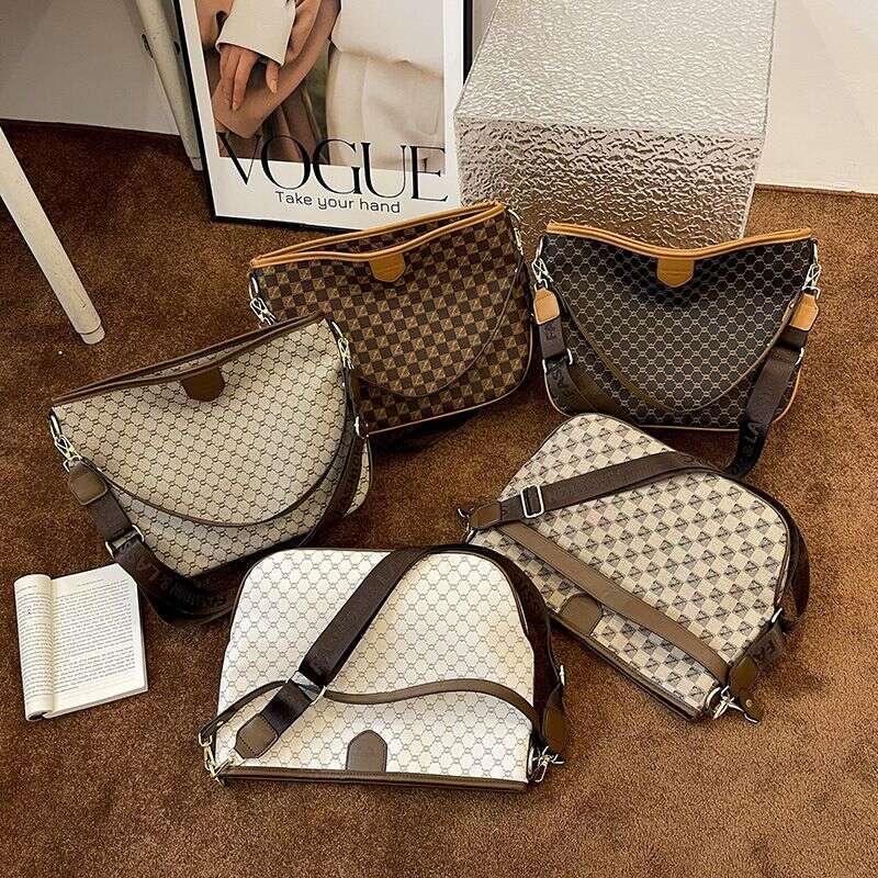 Beibei Shangpin 2023 New Street Photography Fashion Contrast Shopping Tote Leisure Large Capacity One Shoulder Women's