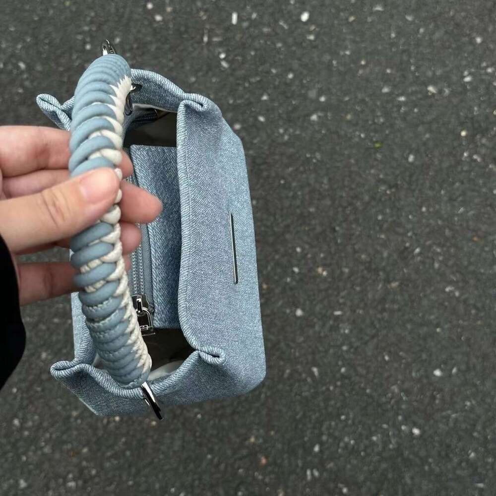 2024 new spring/summer canvas niche design, high-end sense, simple and versatile, water bucket chain, hand-held