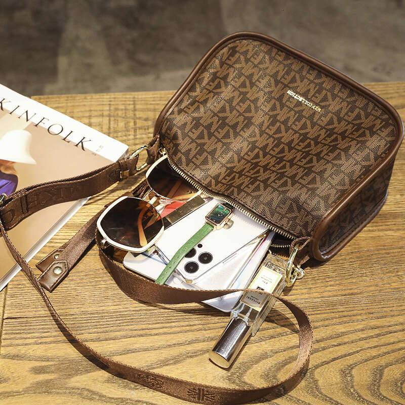 2025 New Fashion Single Crossbody for Women Pillow Casual Wide Designer Shoulder Strap Tote Bags Tassel Bag