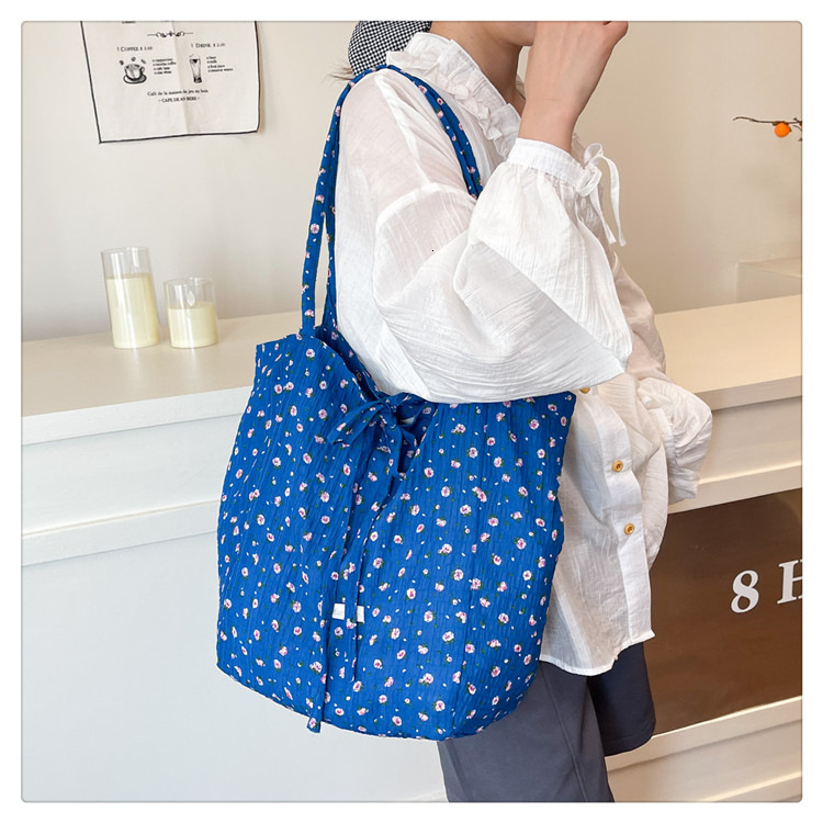 2025 Autumn Sweet Flower Canvas Bag Sweet Student Shoulder Bag Blue Atmosphere Beach Vacation Bag Women's Crossbody Bag Designer Bag Women's