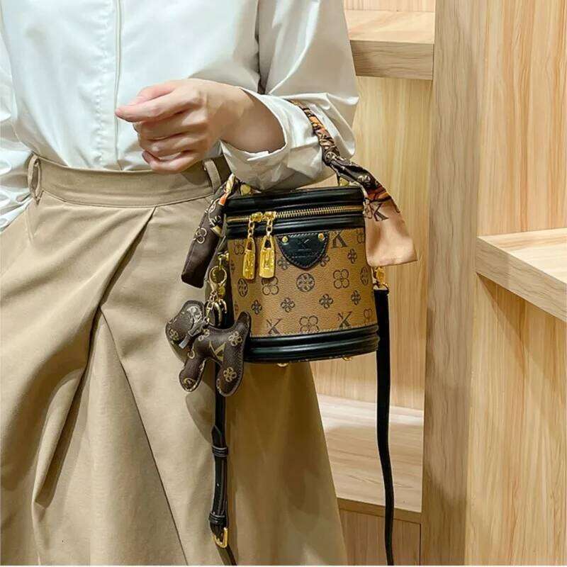 Hot Selling Light Brand Women's Handbag New Autumn And Winter Fashion High-End Sense Contrasting Color Shoulder Bucket Bag Designer Bags