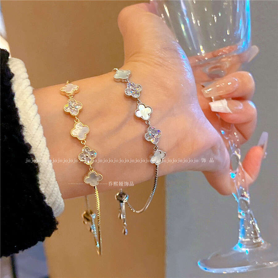 Luxury Jewelry Designer Bracelet for women 4-leaf clover bracelet INS Style Natural Shell Flower Bracelet New Girl's Sweet Design Sense Hand Rope