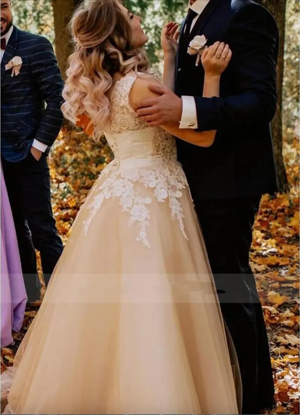 Light Champagne Wedding Dresses with Lace Applique Covered Buttons Corset Back Floor Length Tulle Country Wedding Gown vestido de novia