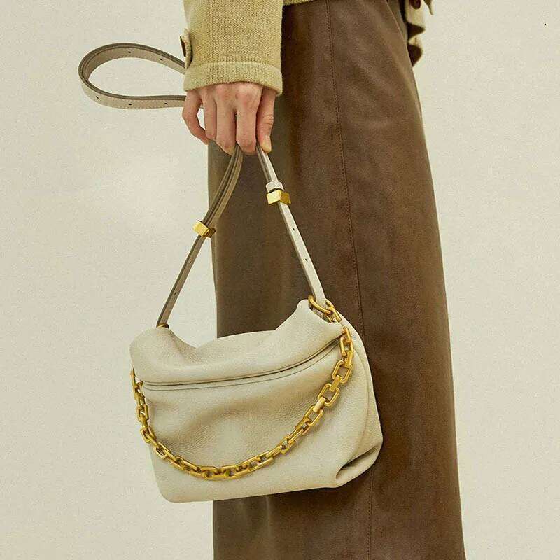 Alirattan 2025 New Women's Leather Pleated Cloud Fashion Chain Dumpling Shoulder Crossbody Bag