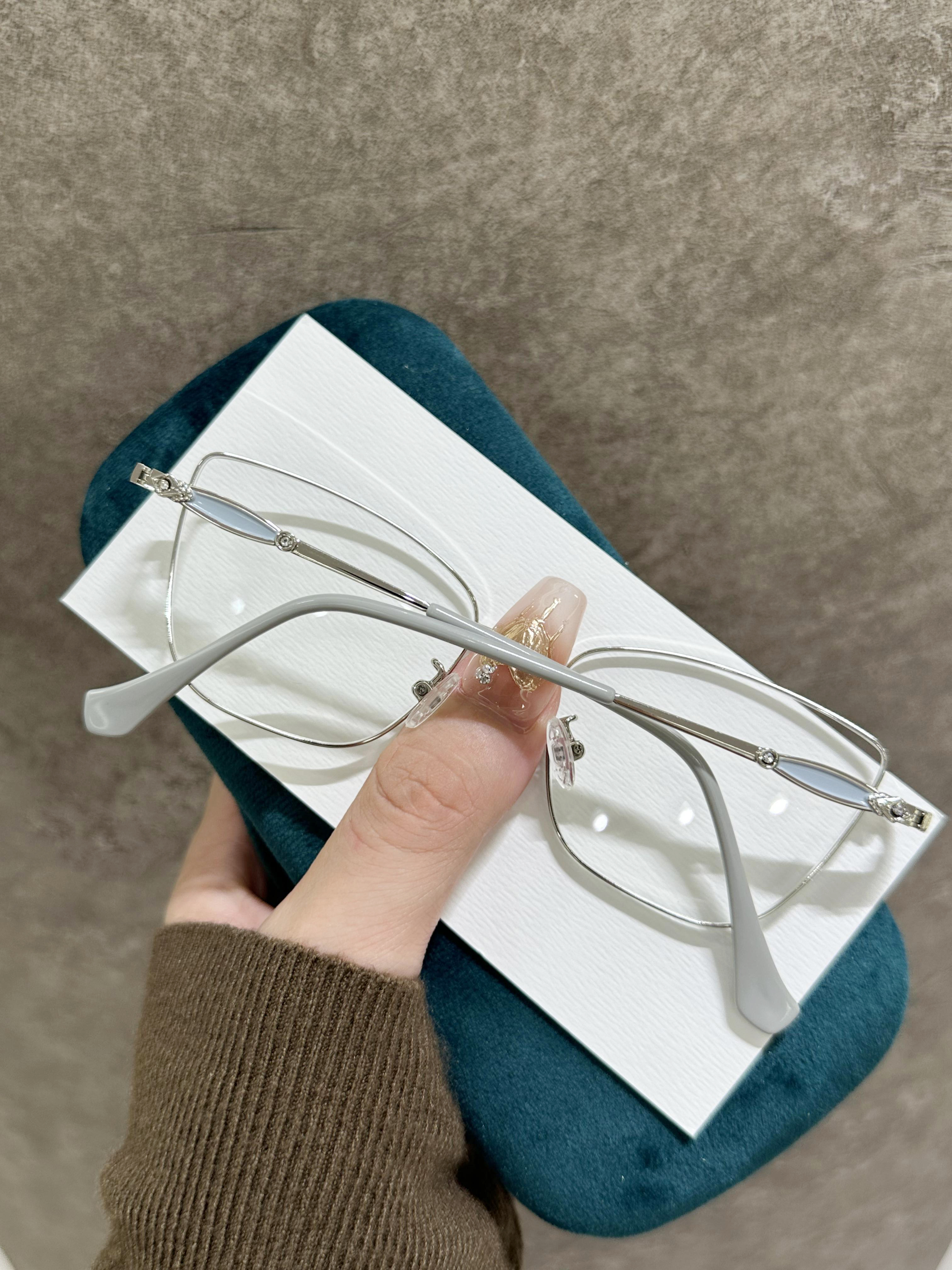 New ultra-lightweight, trendy, natural-looking, lazy-style eyeglass frames G95-292